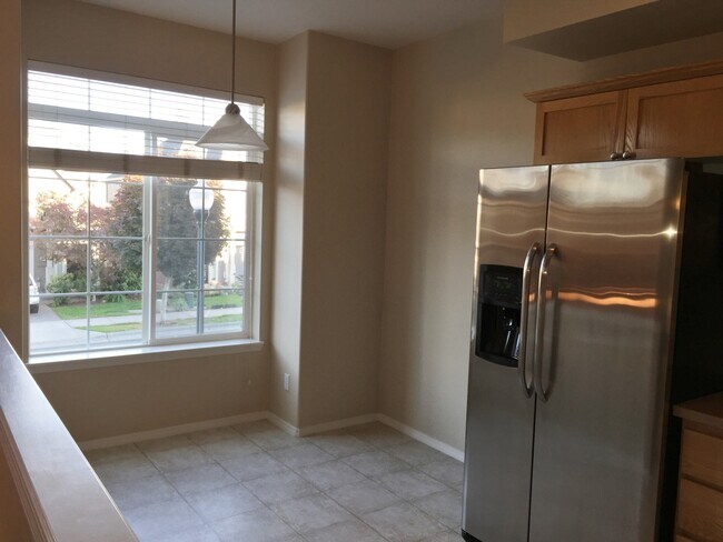 Foto del edificio - $500 off first full month! 3 Level Town Ho...