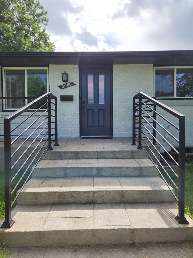 Foto principal - Completely renovated Ranch Style home in E...