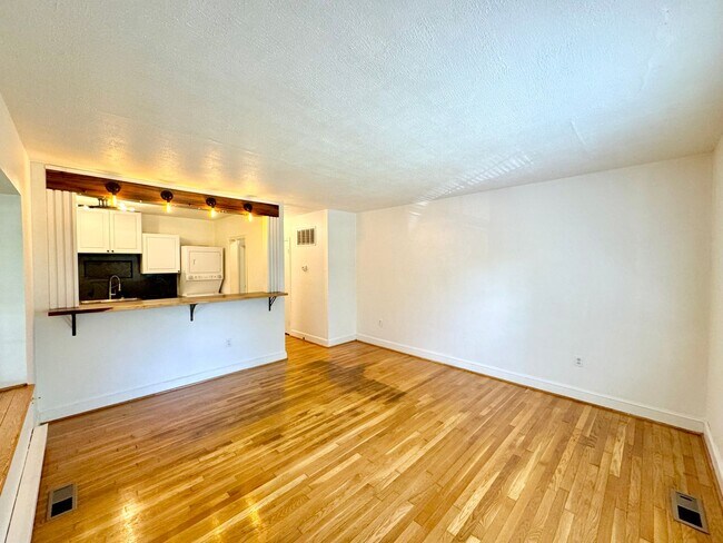 Building Photo - 110 Binford St