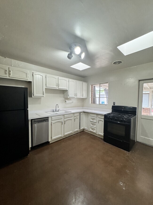 Foto del edificio - 6132 N 16th Dr