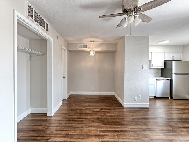Building Photo - Studio Townhome in Austin