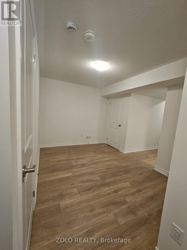 Photo du bâtiment - 100 W Oak Trl
