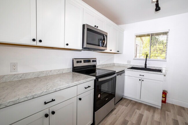 Kitchen - 4152 Plantation Cove Dr