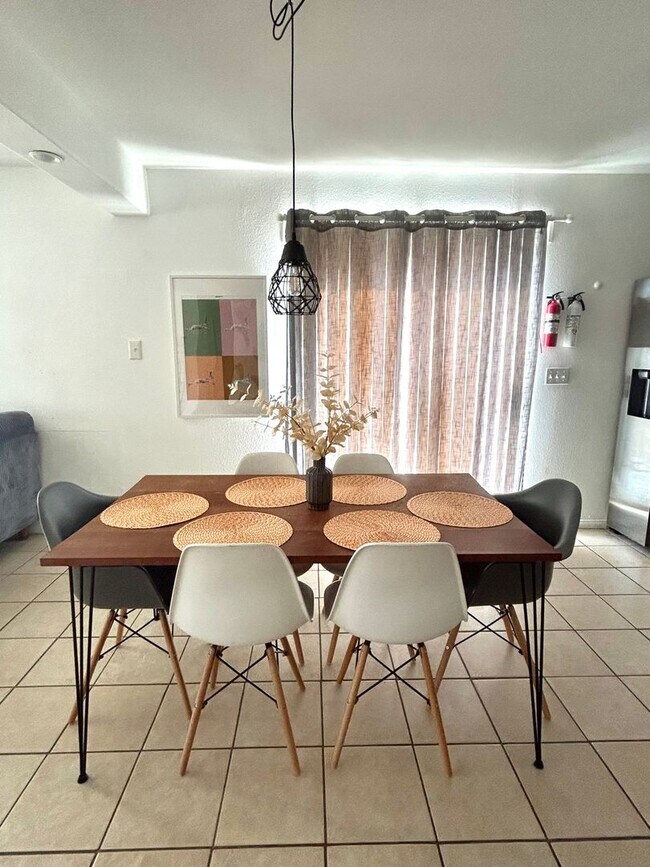 Foto del edificio - Furnished 3 Bedroom 2 Bathroom Home