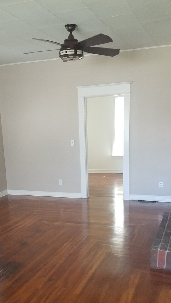 Living room - 606 S 9th Ave