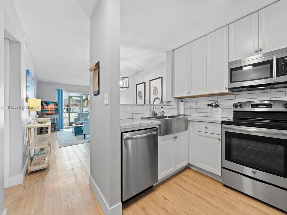 Primary Photo - 98321 Windward Ave