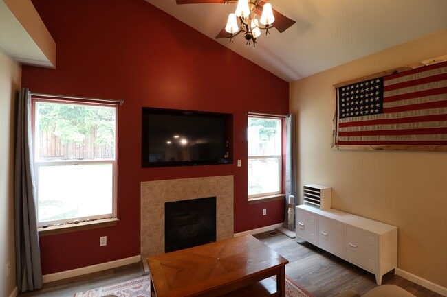 Building Photo - 4 Bed 2.5 Bath - Fully Fenced - Pet Friend...