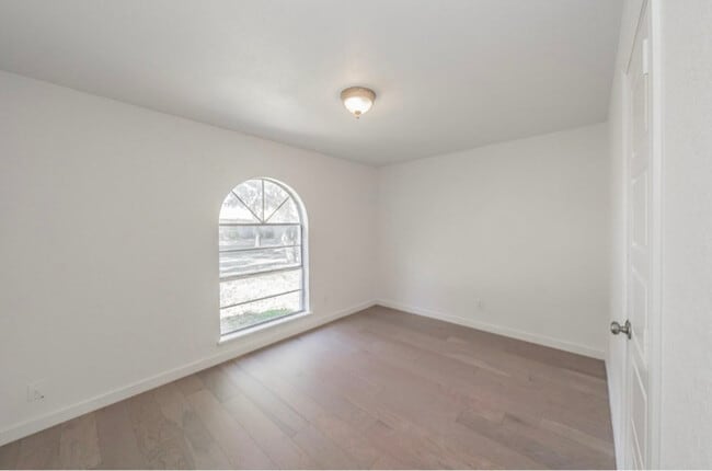 Building Photo - 3506 S Elm Dr