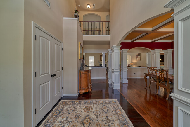 Foyer - 225 Skycroft Dr