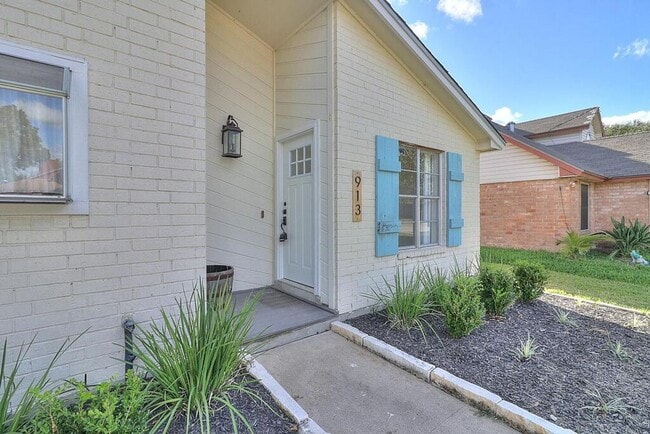 Building Photo - 913 St Timothy St
