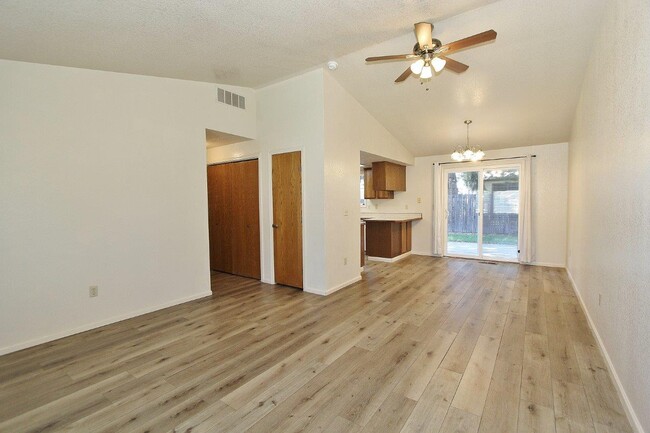 Building Photo - 6883 W Parapet Ct