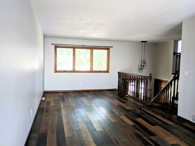 Sala de estar de concepto abierto - 2114 Laforest Ave
