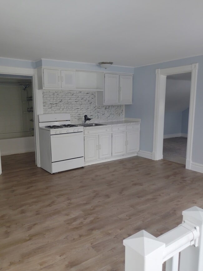 Building Photo - 214.5 1st St
