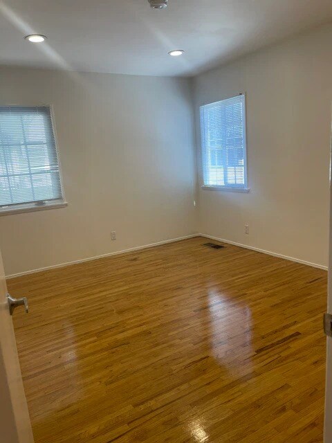 Foto del edificio - 536 N Van Ness Ave