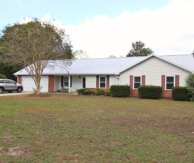 Building Photo - Charming Family Home on Spacious Acreage