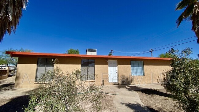 Building Photo - 700 W Calle Colado