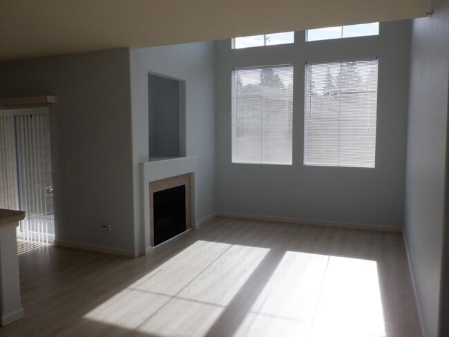 Building Photo - 2075 Simmons St