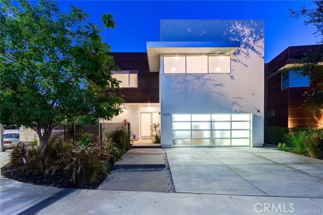 Foto principal - 16500 Moorpark St