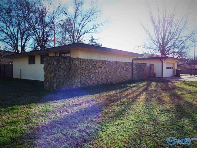 Building Photo - 10029 Nadina Dr SE