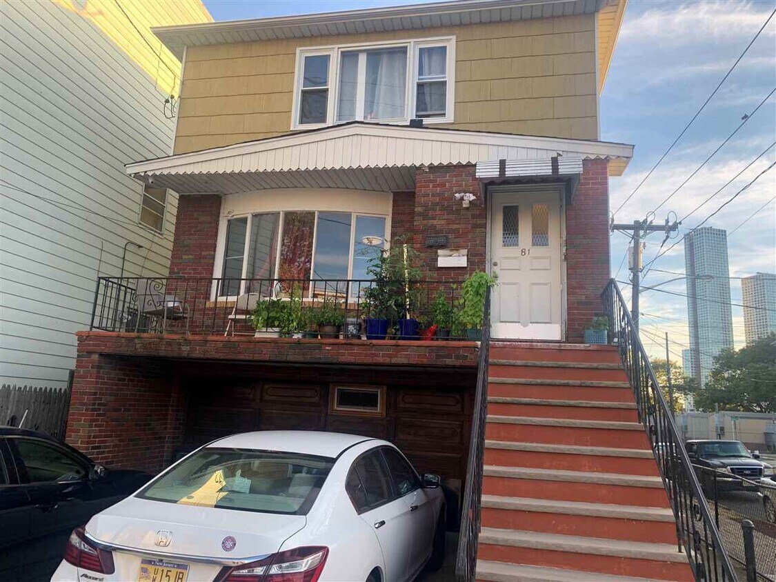 Primary Photo - 81 Beacon Ave