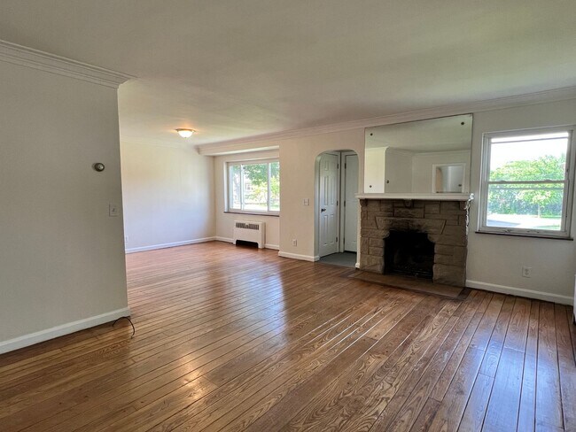 Building Photo - Renovated and charming Golf Manor Home