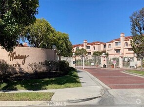 Building Photo - 3101 Plaza del Amo