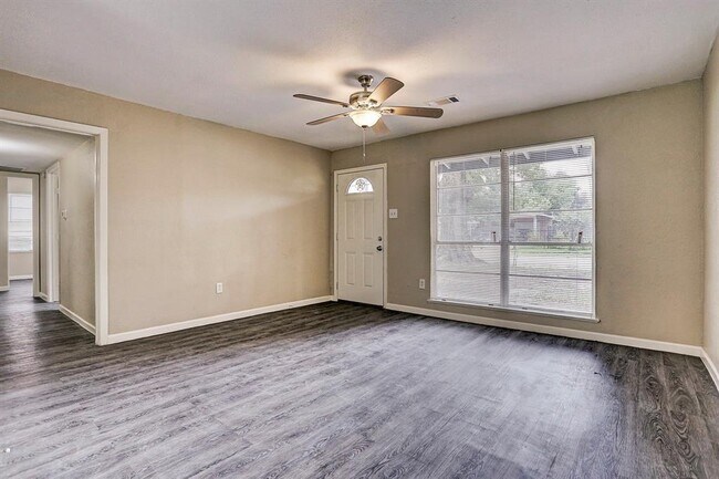 Building Photo - 5835 Kenilwood Dr
