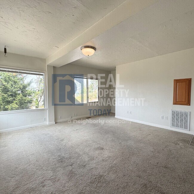 Building Photo - Dammrose - 3201 (Cascade Group)