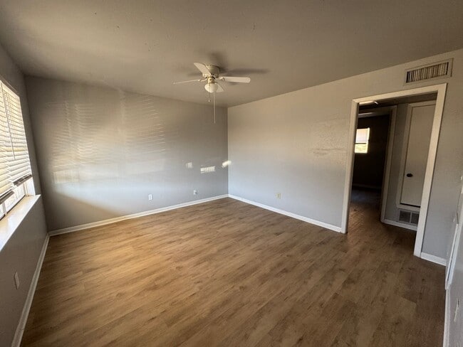 Building Photo - 611 Sunset Ln