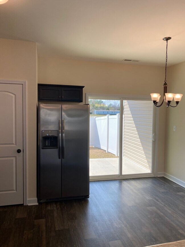 Foto del edificio - 2 bedroom, 2.5 bath end unit unfurnished townhouse in Sneads Ferry Justice Farm Townhome community