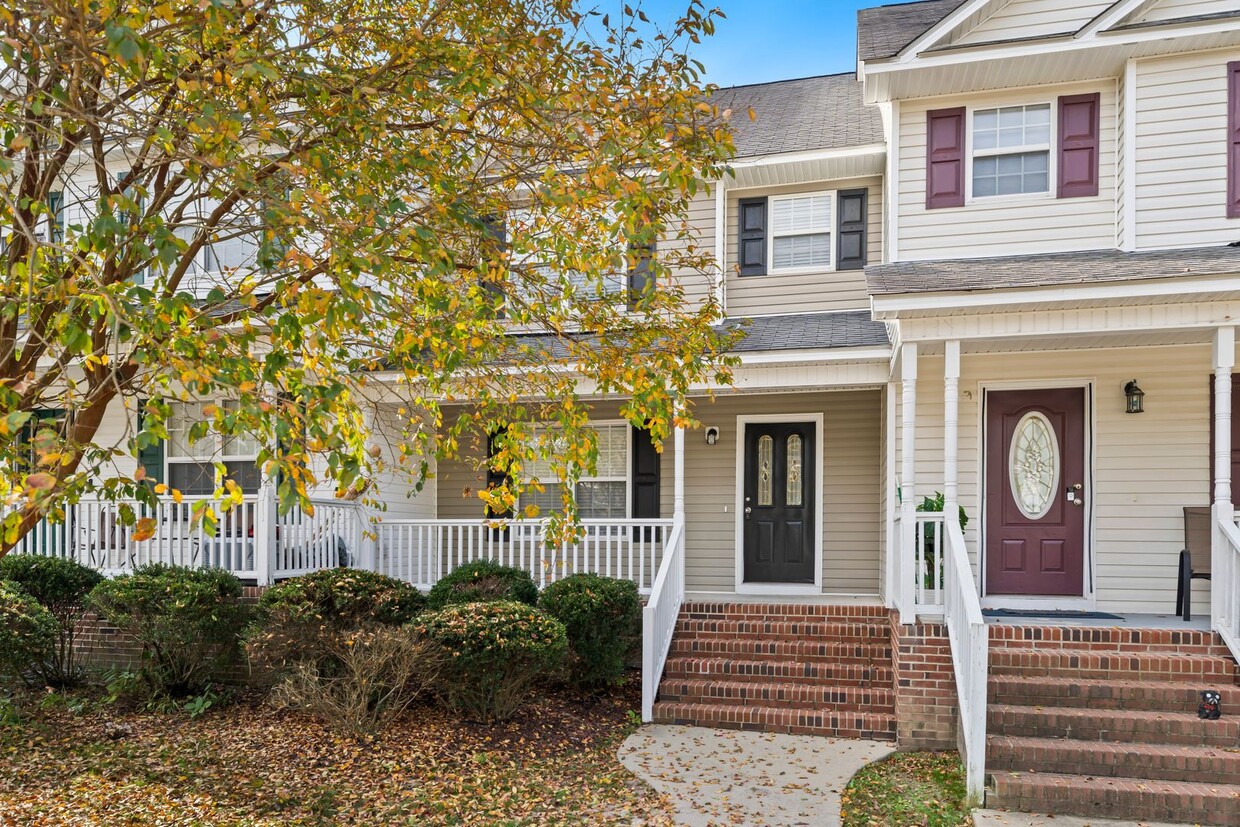 Foto principal - NEWLY Renovated 3 bed/2.5 Bath Townhome in...