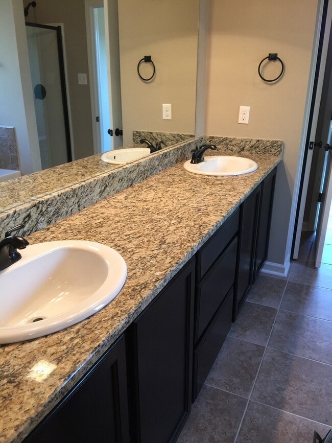 Foto del edificio - New Lake Front Home in Magnolia Lakes off ...