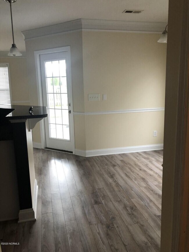Building Photo - 415 Putnam Dr