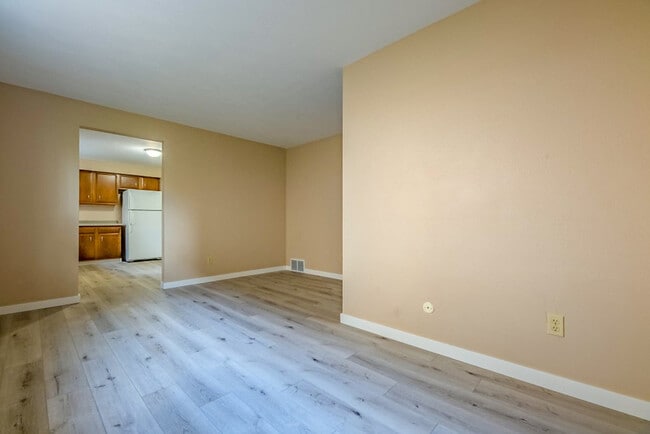 Building Photo - 1103 E Samuel Ave