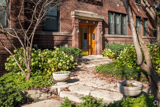 Entrance - 2100-2110 W Montrose Ave