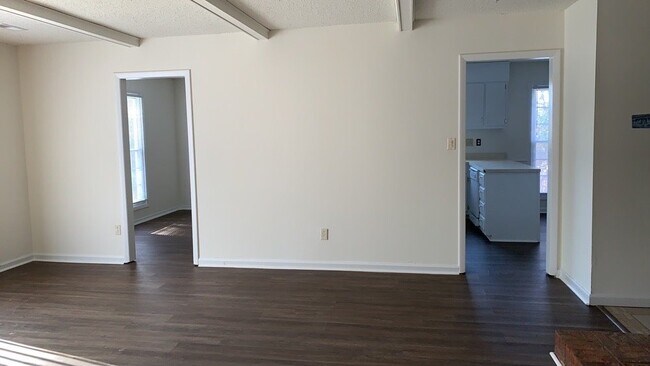 Foto del edificio - 6341 Round Hill Rd