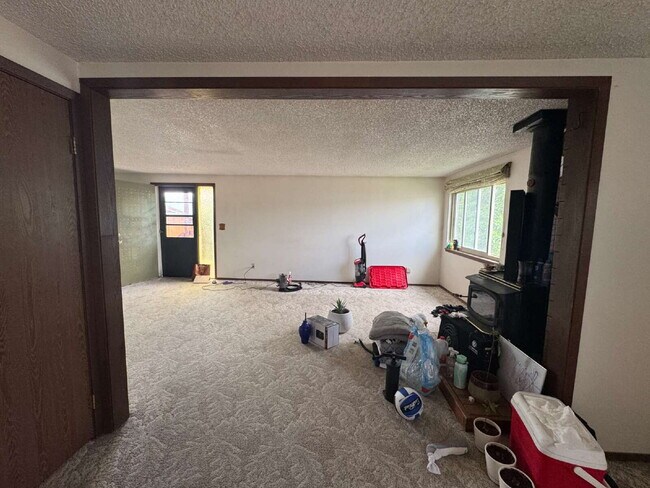 Building Photo - Spacious 3 bedroom, 2 bathroom home in Lander