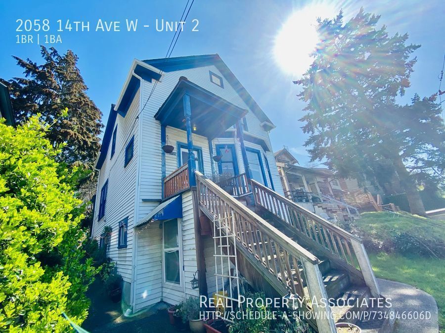 Primary Photo - Large Triplex 1-Bedroom Available in Queen...