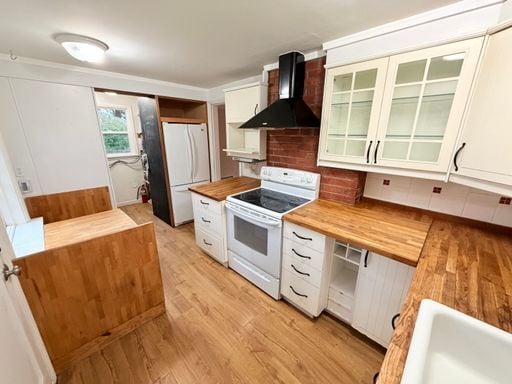 Foto del edificio - Great 2 bed home, fully fenced backyard in desirable Olympic Hills! Available Now!