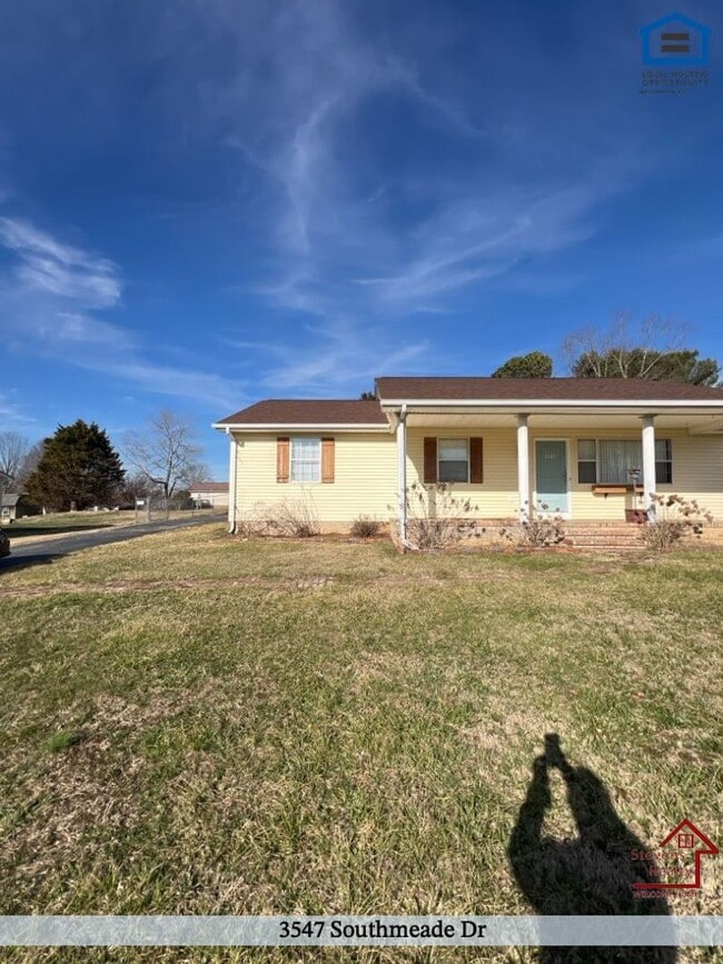 Building Photo - 3547 Southmeade Dr