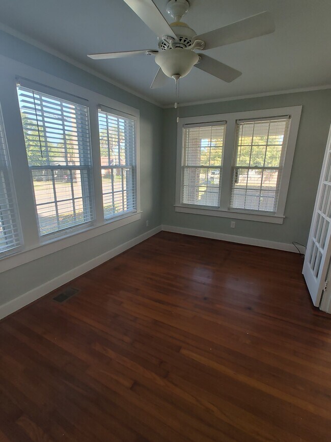 Sala de sol - 1807 E Cervantes St