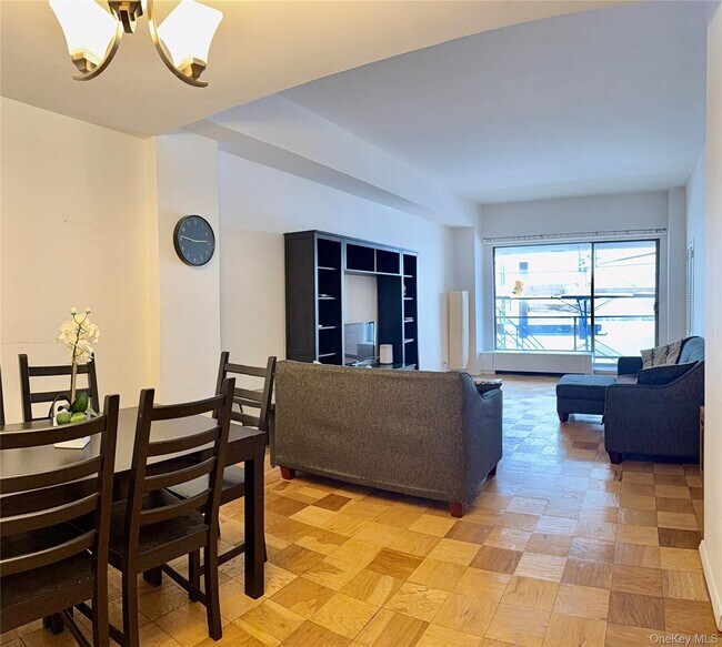 Foto del edificio - 61-20 Grand Central Pkwy