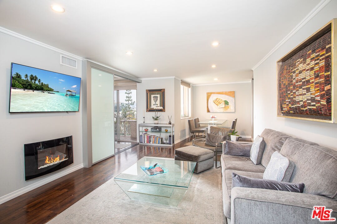 Primary Photo - 100 S Doheny Dr