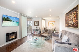 Building Photo - 100 S Doheny Dr