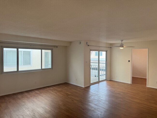Building Photo - Large and newly renovated 2+2 Condo in PDR...