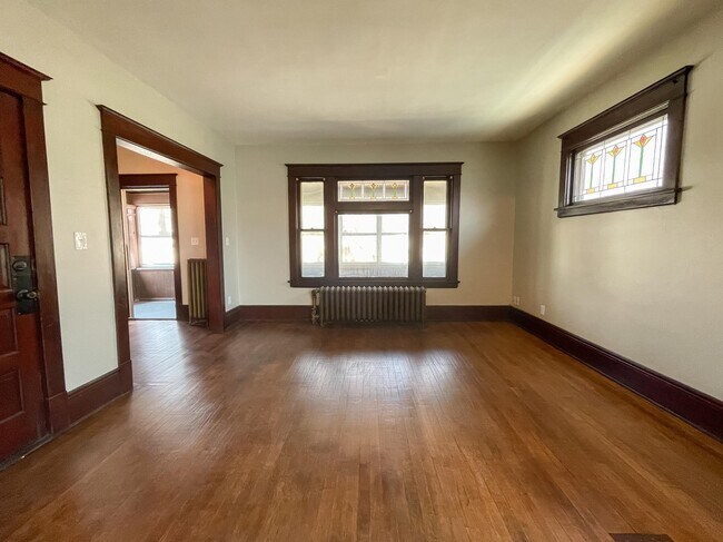 Building Photo - 1208 Reaney Ave E