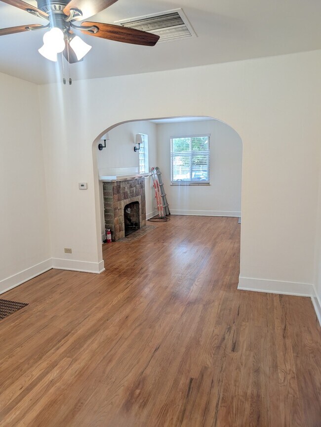 Building Photo - Newly renovated 3 bed/1bath in the heart of Denver