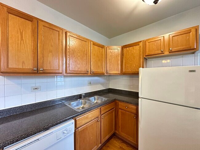 Building Photo - 4041 N Paulina St