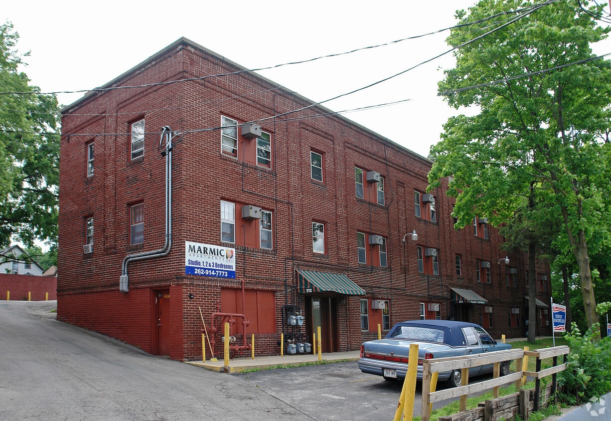 Primary Photo - 209-217 Howland Ave