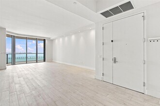 Building Photo - 1300 Brickell Bay Dr